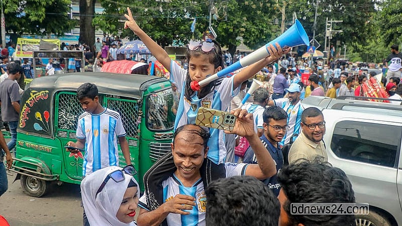 ঢাকা বিশ্ববিদ্যালয়ের মুহসীন হল মাঠে বুধবার সকালে আর্জেন্টিনার খেলা বড় পর্দায় দেখতে এসেছিল শিশুরাও