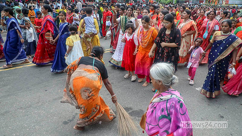 রাজধানীতে উল্টো রথযাত্রা অংশ নেন সব বয়সি সনাতনীরা