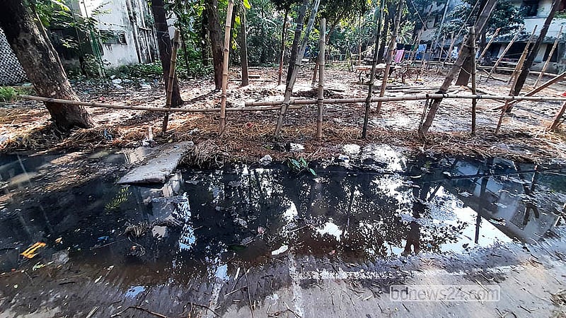 ঢাকার শাহজাহানপুর রেলওয়ে কলোনি এলাকায় কোরবানির পশুর অস্থায়ী হাটের কারণে সৃষ্ট আর্বজনায় বিভিন্ন সড়কে জলাবদ্ধতা তৈরি হয়েছে