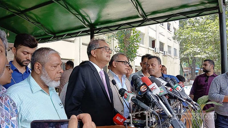 ব্রিফিংয়ে আসামিপক্ষের আইনজীবী বাঁ থেকে আমির হোসেন, তাবারক হোসেন ও হামিদুল মিসবাহ