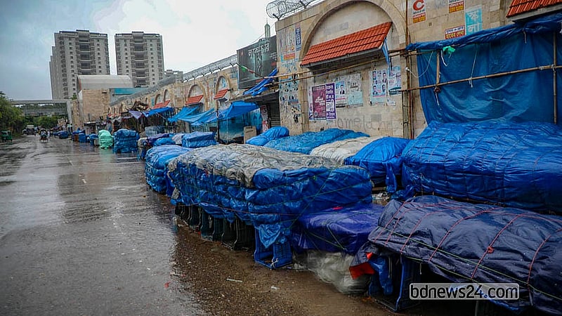 শুক্রবার দিনভর বৃষ্টির কারণে রাজধানীর নিউ মার্কেট এলাকার ফুটপাতের দোকানগুলো বন্ধ রাখা হয়।