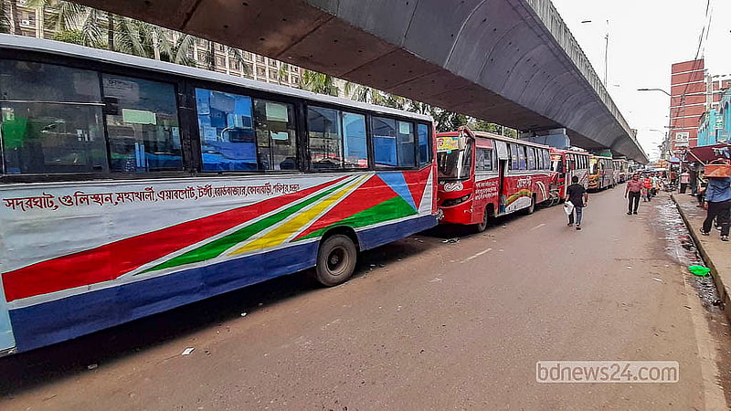 যানজট নিরসনে ফুলবাড়িয়া বাস টার্মিনাল সরিয়ে ফেললেও টার্মিনাল থেকে কিছু দূরে প্রধান সড়কের দুই পাশ দখল করে বাস পার্কিং করা হচ্ছে