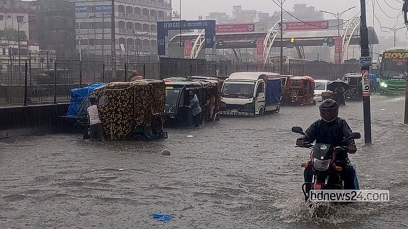 টানা বৃষ্টিতে যাত্রাবাড়ীর কুতুবখালীতে মেয়র হানিফ উড়াল সেতুর মুখেও দেখা দিয়েছে জলাবদ্ধতা