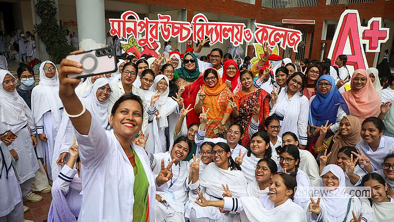মাধ্যমিকের ফল প্রকাশের পর মনিপুর উচ্চ বিদ্যালয়ের শিক্ষক, শিক্ষার্থী ও অভিভাবকদের উচ্ছ্বাস।