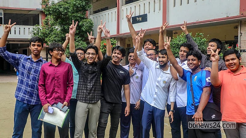 মাধ্যমিকে প্রত্যাশিত ফল পেয়ে বিজয় চিহ্ন দেখাচ্ছেন মতিঝিল আইডিয়াল স্কুল অ্যান্ড কলেজের শিক্ষার্থীরা