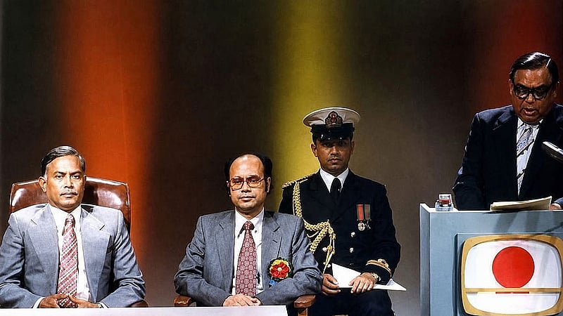 বাংলাদেশ টেলিভিশন ১৯৮০ সালের ১ ডিসেম্বর রঙিন যুগে প্রবেশ করে। সেদিন রঙিন টেলিভিশন এবং মুস্তাফা মনোয়ার পরিকল্পিত বিটিভির রঙিন লোগো (১৯৭১ এর মূল লোগোর নতুন রূপ) একইসঙ্গে উদ্বোধন করেন রাষ্ট্রপতি জিয়াউর রহমান। ছবি: খ ম হারুনের সৌজন্যে