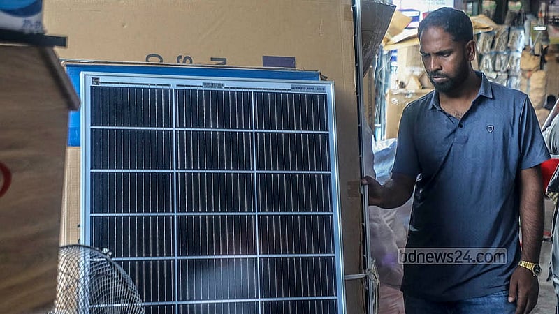 একটু সাশ্রয়ে আইপিএস ও সোলার প্যানেল কিনতে রাজধানীর কাপ্তান বাজারে ইলেকট্রিক পণ্যের পাইকারি দোকানগুলোতে ভিড় করছেন ক্রেতারা