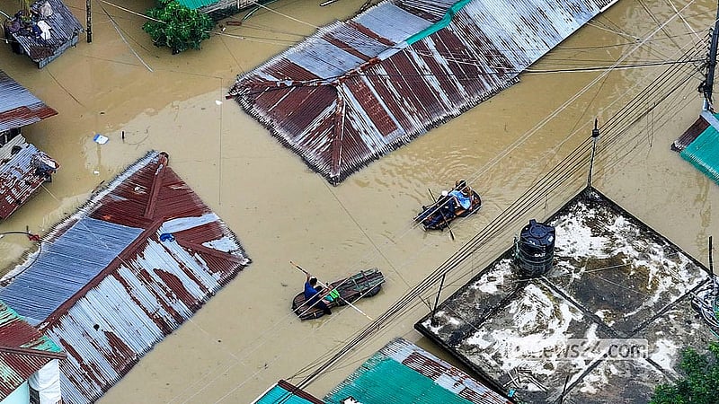 বন্যায় বান্দরবান জেলা শহরের ইসলামপুর সড়ক তলিয়ে আছে। এ অবস্থায় গাড়ির টায়ার ও কাঠ দিয়ে ভেলা বানিয়ে চলাচল করছেন স্থানীয় বাসিন্দারা