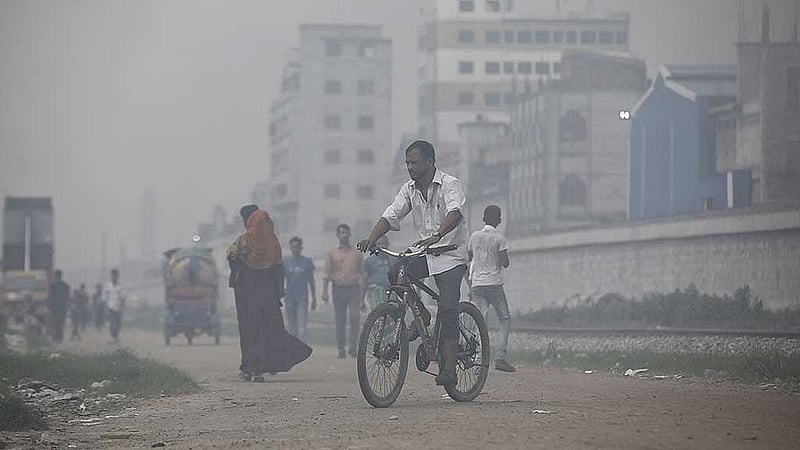 বাতাস দূষিত কি না, তা বোঝার জন্য শুধু ধোঁয়া দেখা বা গন্ধ পাওয়াই যথেষ্ট নয়। ছবি: রয়টার্স