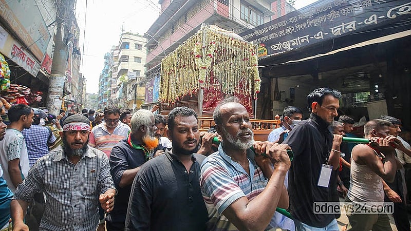 ঢাকায় আশুরার দিন শুক্রবার তাজিয়া মিছিলে ইমাম হোসেনের প্রতীকী কফিন রাখা হয়
