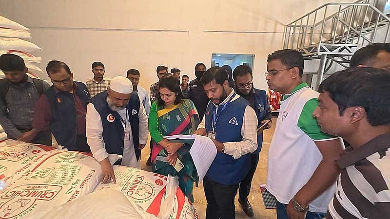 নারায়ণগঞ্জের রূপগঞ্জে আফতাব ফিড প্রোডাক্টস লিমিটেডের কারখানায় অভিযানে বিএসটিআইয়ের ভ্রাম্যমান আদালত।