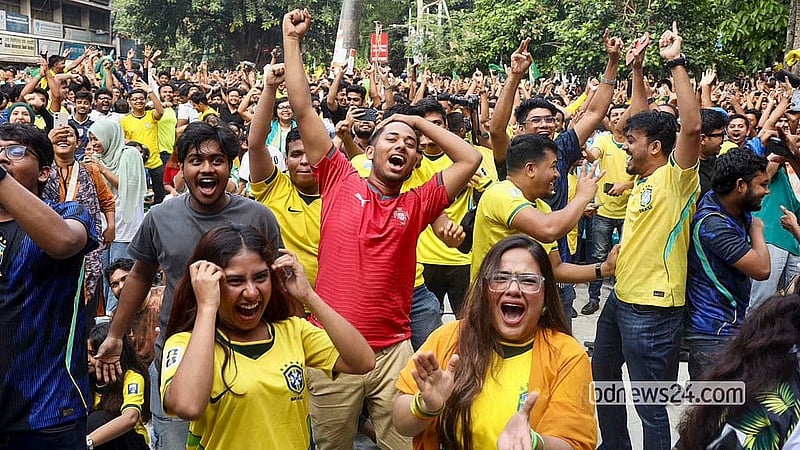 হাইতির বিপক্ষে ম্যাচ জয়ের পর শনিবার সকালে ঢাকা বিশ্ববিদ্যালয় টিএসসি এলাকায় ব্রাজিলের সমর্থকদের উল্লাস। বিশ্বকাপের ‘সি’ গ্রুপের এই ম্যাচে হাইতিকে ৩-০ গোলে হারায় পাঁচবারের বিশ্ব চ্যাম্পিয়নরা
