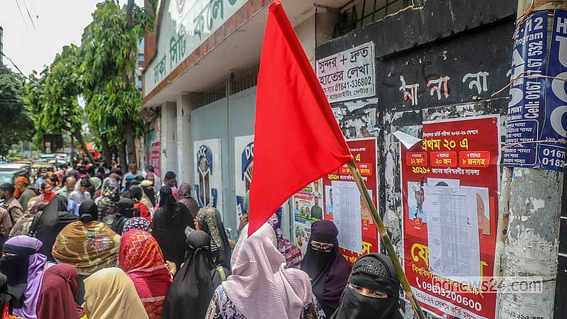 এইচএসসি পরীক্ষা ঘিরে ঢাকার ধানমন্ডি সিটি কলেজ কেন্দ্র এবং আশপাশে জনসাধারণের প্রবেশ নিষিদ্ধ করে ১৪৪ ধারা জারি করা হলেও তা মানতে দেখা যায়নি