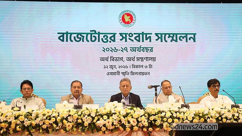 বাজেটোত্তর সংবাদ সম্মেলনে অর্থমন্ত্রী আমির খসরু মাহমুদ চৌধুরীর সঙ্গে ছিলেন মন্ত্রিপরিষদের সদস্যসহ সরকারের ঊর্ধ্বতন কর্মকর্তারা
