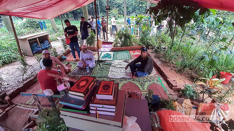 সোহরাওয়ার্দী উদ্যানের ভেতরে মসজিদ তৈরিতে নামাজের জায়গা বানিয়েছেন ‘রাজিব শাহ’ নামে এ যুবক