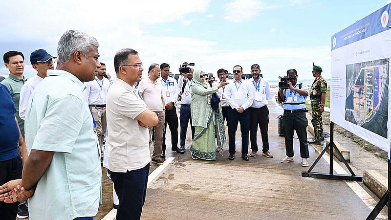 প্রধানমন্ত্রী তারেক রহমান রোববার কক্সবাজারের মহেশখালীতে ১,২০০ মেগাওয়াট মাতারবাড়ী আলট্রা-সুপারক্রিটিক্যাল কয়লাভিত্তিক বিদ্যুৎকেন্দ্র পরিদর্শন করেন