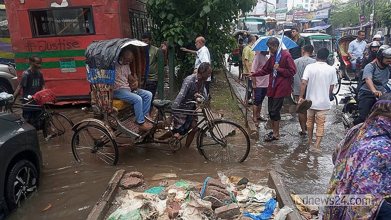 টানা বৃষ্টিতে পানি জমে যায় ঢাকার আরামবাগ সড়কে। সেই পানি সরাতে কেটে দেওয়া হয় সড়ক বিভাজক