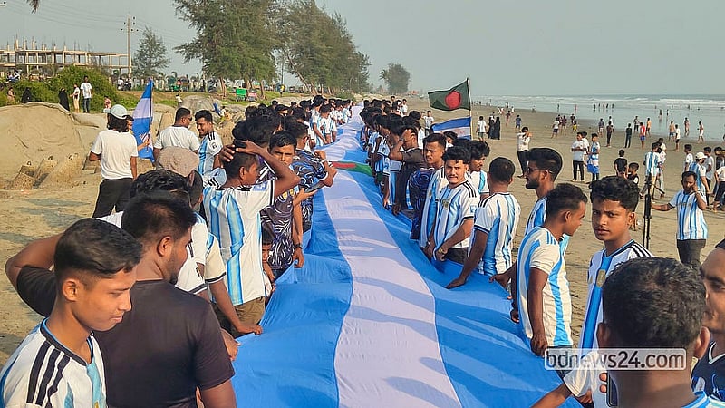 ফিফা বিশ্বকাপ সামনে রেখে ১০০ ফুট দীর্ঘ পতাকা নিয়ে টেকনাফ সমুদ্র সৈকতে শোভাযাত্রায় অংশ নেন আর্জেন্টিনার সমর্থকরা