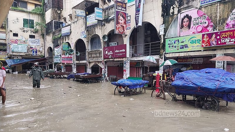 নগরীর চকবাজার এলাকার মূল সড়কে কোথাও কোথাও হাঁটু পানি জমে যায়। সেই পানি ঠেলেই পথচারী ও বিভিন্ন যানবাহন চলাচল করছিল। 