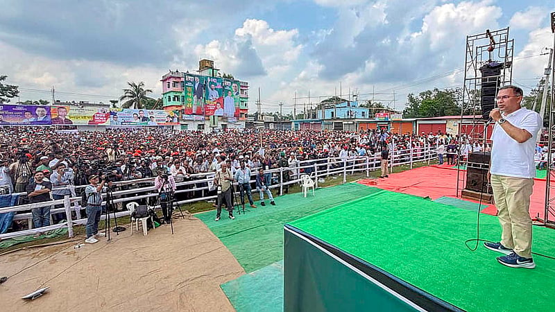 চাঁদপুর যাওয়ার পথে শনিবার কুমিল্লার লক্ষ্মীপুর বাজার মাঠে পথসভায় বক্তব্য দেন প্রধানমন্ত্রী তারেক রহমান