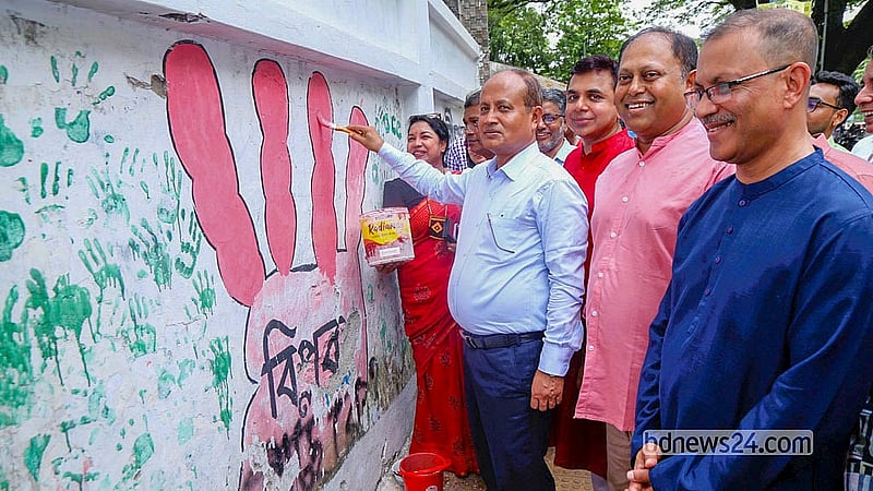 ঢাকা বিশ্ববিদ্যালয়ে জুলাই গণঅভ্যুত্থানের সময় আঁকা গ্রাফিতিতে নতুন রঙ দেওয়া হচ্ছে। উপাচার্য অধ্যাপক এ বি এম ওবায়দুল ইসলাম শনিবার এ কার্যক্রম উদ্বোধন করেন