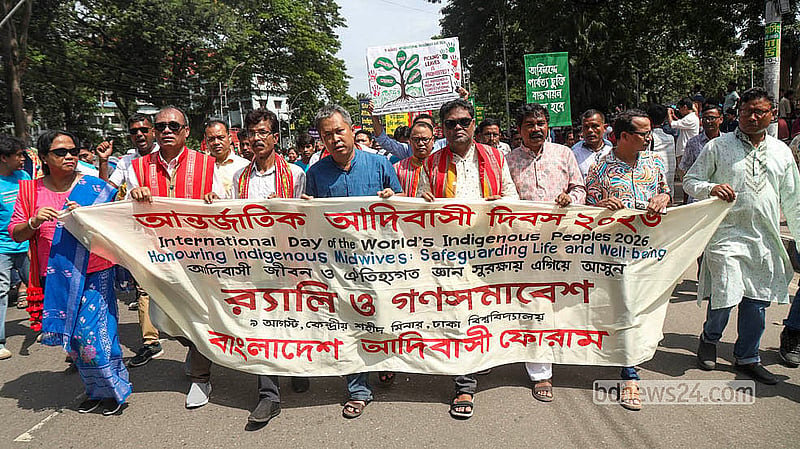 আন্তর্জাতিক আদিবাসী দিবস উপলক্ষ্যে রোববার কেন্দ্রীয় শহীদ মিনার থেকে বর্ণাঢ্য শোভাযাত্রা বের করে ‘বাংলাদেশ আদিবাসী ফোরাম’। নিজেদের ঐতিহ্যবাহী পোশাক পরে তরুণ-তরুণীরা শোভাযাত্রায় অংশ নেন