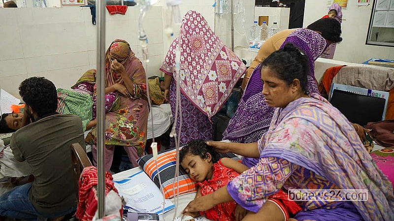 রাজধানীর শহীদ সোহরাওয়ার্দী মেডিকেল কলেজ হাসপাতাল চিকিৎসা নিচ্ছে ডেঙ্গু আক্রান্ত শিশুরা