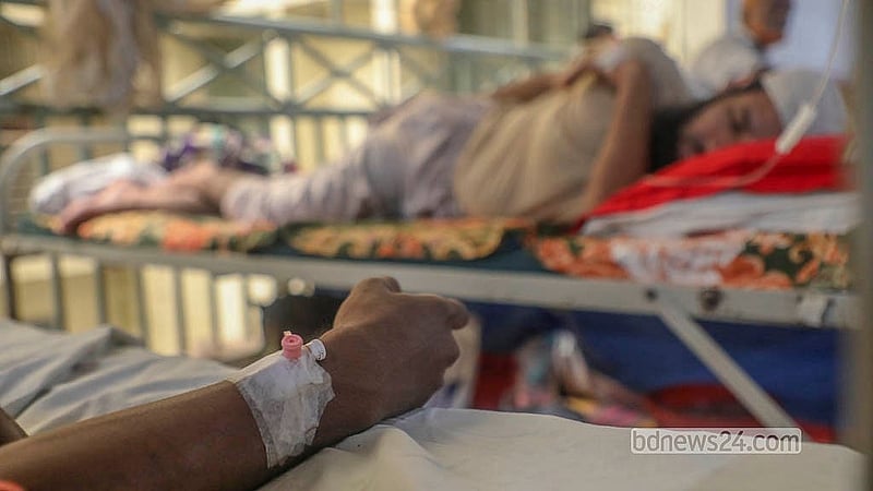 রাজধানীর মুগদা মেডিকেল কলেজ হাসপাতালের বড়দের ওয়ার্ডে ভর্তি ডেঙ্গু আক্রান্ত রোগী
