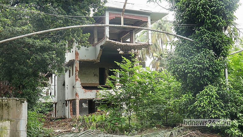আওয়ামী লীগ সরকার পতনের পর কয়েক দফা ভাঙচুর ও অগ্নিসংযোগ করা হয় ধানমন্ডি ৩২ নম্বরে বঙ্গবন্ধু শেখ মুজিবুর রহমানের এ বাড়িতে