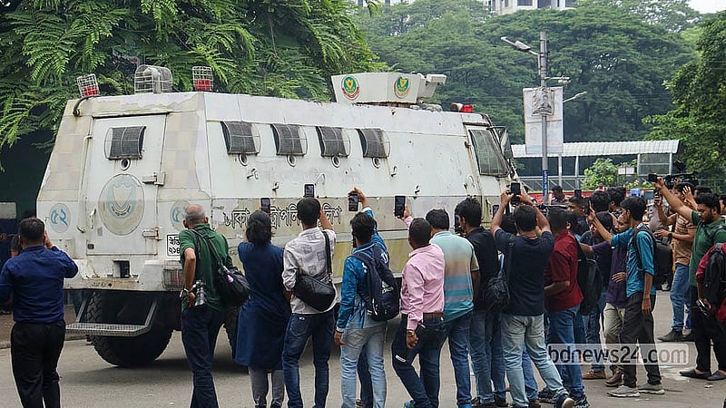 কার্যক্রম নিষিদ্ধ আওয়ামী লীগের প্রতিষ্ঠাবার্ষিকী উপলক্ষে রাজধানীজুড়ে নিরাপত্তা ব্যবস্থার অংশ হিসেবে ঢাকার আকাশে চক্কর দিতে দেখা যায় হেলিকপ্টার