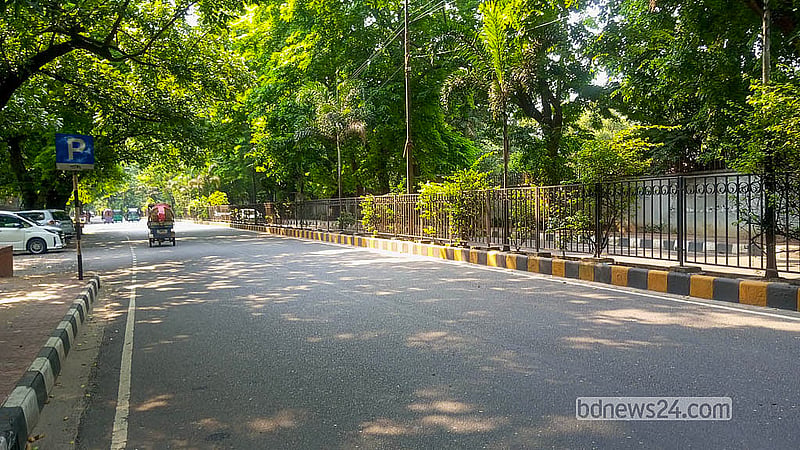 কোরবানির ঈদের ছুটি শেষ। কাজে ফিরতে শুরু করেছে সরকারি-বেসরকারি অফিস। কিন্তু ঢাকার প্রধান সড়কগুলো সোমবার ছিল ফাঁকা