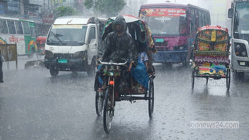 রাজধানীতে একনাগাড়ে বৃষ্টি ঝরেছে বুধবার। বৃষ্টির মধ্যেই রিকশা নিয়ে বের হয়েছেন চালকরা। বাড্ডা এলাকা থেকে তোলা