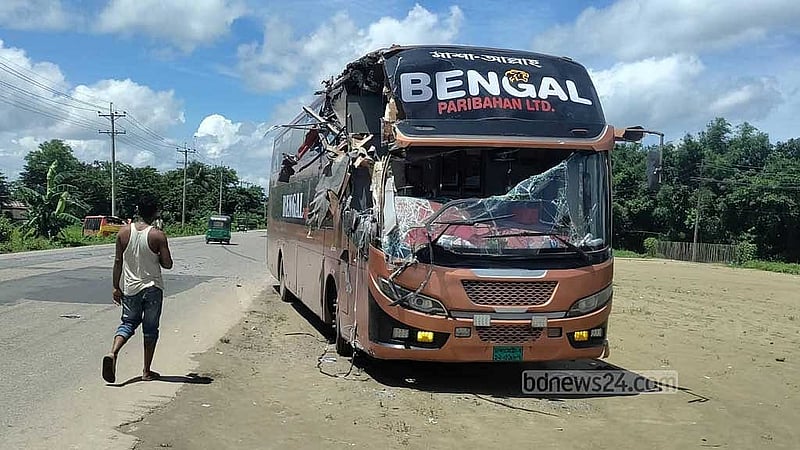 সিলেট মহাসড়কে শুক্রবার দুর্ঘটনার পর বেঙ্গল পরিবহনের বাস।
