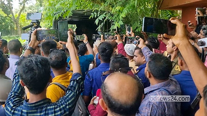 বাগেরহাটের খানজাহান আলী (রহ.) মাজারের দিঘি থেকে কুমির তুলে বুধবার খুলনার বন্যপ্রাণী উদ্ধার ও পুনর্বাসন কেন্দ্রে নেওয়ার জন্য গাড়িতে তোলা হচ্ছে