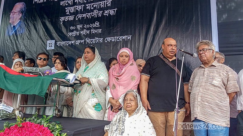 কেন্দ্রীয় শহীর মিনারে মঙ্গলবার বরেণ্য চিত্রশিল্পী মুস্তাফা মনোয়ারের কফিনে শ্রদ্ধা জানিয়ে কথা বলেন অভিনেতা নির্দেশক মামুনুর রশীদ