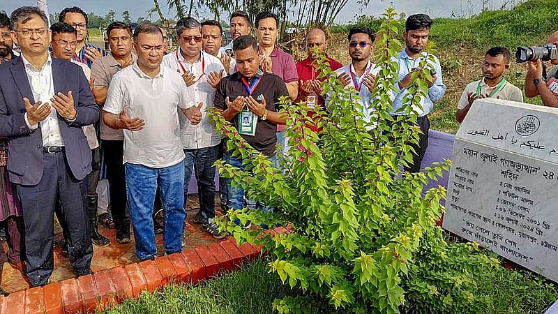 জুলাই গণঅভ্যুত্থানে চট্টগ্রামের প্রথম শহীদ ওয়াসিম আকরামের কবর শনিবার জিয়ারত করেন প্রধানমন্ত্রী তারেক রহমান