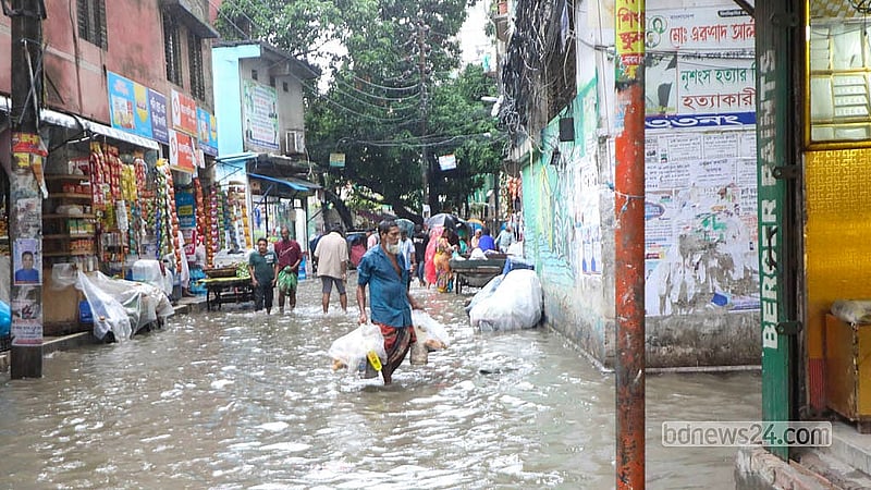 মঙ্গলবার সারা দিন বৃষ্টিপাতে পুরান ঢাকার বংশাল এলাকার সড়কে জলাবদ্ধতা তৈরি হয়েছে