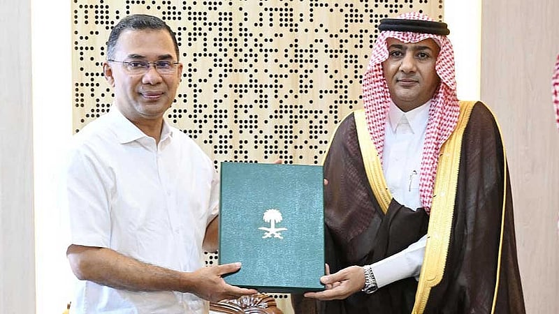 সৌদি আরবের রাষ্ট্রদূত জাফর এইচ বিন আবিয়া সোমবার সকালে সচিবালয়ে প্রধানমন্ত্রী তারেক রহমানের সঙ্গে দেখা করে যুবরাজ মোহাম্মদ বিন সালমানের চিঠি পৌঁছে দেন। ছবি: পিআইডি