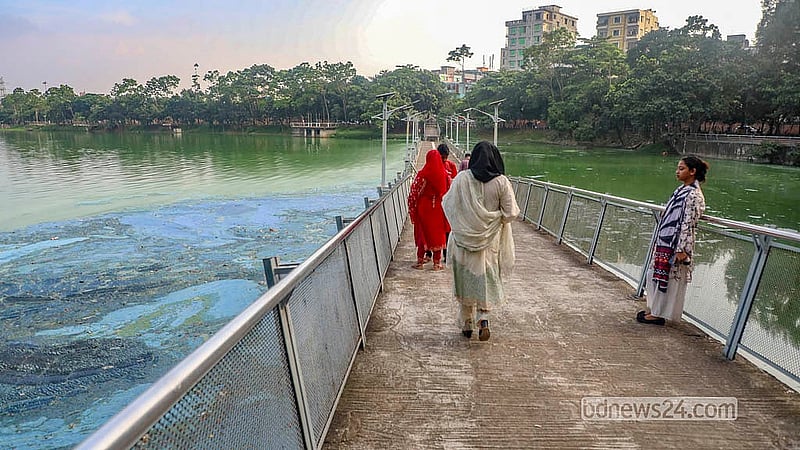 হাতিরঝিলে বেড়াতে এসে দুর্গন্ধে ভোগান্তি পোহাতে হচ্ছে দর্শনার্থীদের