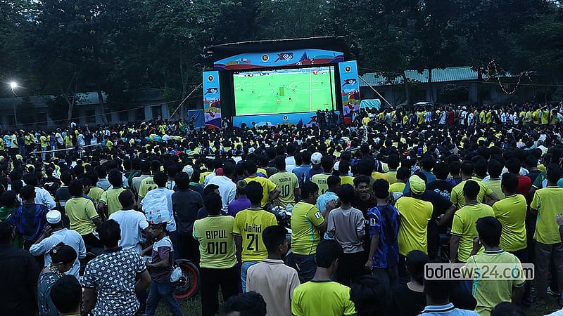 ঢাকা বিশ্ববিদ্যালয়ের মুহসীন হল মাঠে বৃহস্পতিবার ভোরে ব্রাজিলের খেলা বড় পর্দায় দেখতে ভিড় করেন হাজারো ফুটবলপ্রেমী