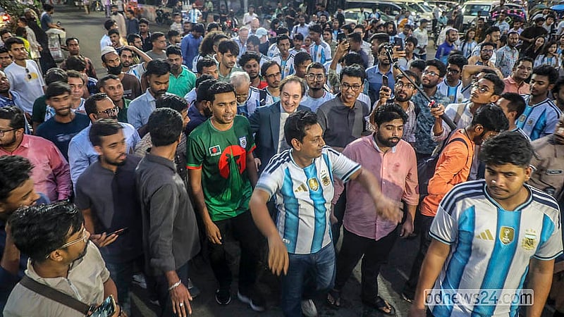 ঢাকা বিশ্ববিদ্যালয়ে আর্জেন্টাইন ফুটবলার লিওনেল মেসির জন্মবার্ষিকী উদযাপনের অনুষ্ঠানে দেশটির রাষ্ট্রদূত মার্সেলো কার্লোস সেসা
