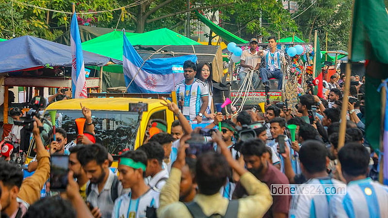 আর্জেন্টিনা ফুটবল দলকে সমর্থন জানিয়ে ঢাকায় শোভাযাত্রায় ঘোড়ার গাড়ি, মোটরসাইকেল ও পিকআপ নিয়েও অংশ নেন অনেকে