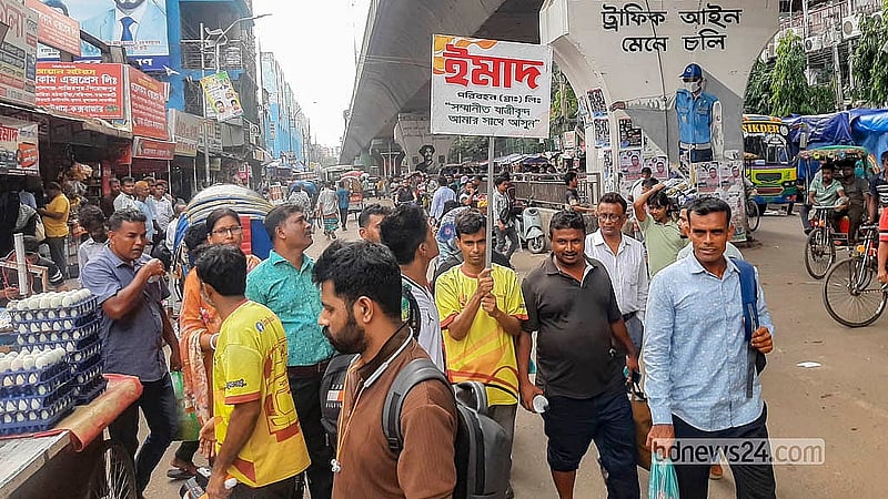 ফুলবাড়িয়ার বাস টার্মিনাল সরিয়ে ফেললেও সেখানে থাকা বিভিন্ন কাউন্টারে টিকেট বিক্রির পর যাত্রীদের টার্মিনালের বাইরে নিয়ে বাসে তুলে দিচ্ছেন পরিবহনকর্মীরা
