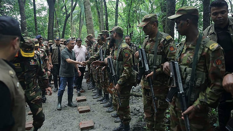 বরিশালের বাবুগঞ্জে সোমবার সেনাবাহিনীর গ্রীষ্মকালীন মহড়া পরিদর্শনের সময় বিস্তীর্ণ জঙ্গল ঘুরে সেনা সদস্যদের বিভিন্ন প্রশিক্ষণ কার্যক্রম ও যুদ্ধকালীন প্রস্তুতি পর্যবেক্ষণ করেন