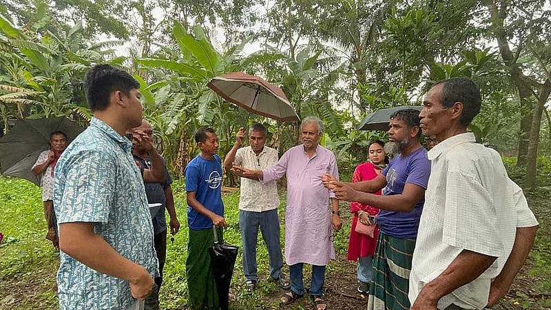 কলাপাড়ার রাখাইন গ্রাম নয়াপাড়ায় শ্মশান দখল হয়ে যাওয়ার ঘটনা সরেজমিন পরিদর্শনে  সিটিজেনস্ ফর হিউম্যান রাইটসের প্রতিনিধি দলের সদস্যরা। ভূমিদস্যুদের করাল গ্রামে একটি প্রাচীন জনজাতির ধীরে ধীরে ‘সংখ্যালঘুতর’ হয়ে ওঠার করুণ চিত্র খতিয়ে দেখছেন তারা।