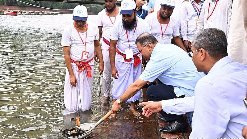 বিএনপির ৪৮তম প্রতিষ্ঠাবার্ষিকী উপলক্ষে মঙ্গলবার রাজধানীর ক্রিসেন্ট লেকে মাছের পোনা অবমুক্ত করেন প্রধানমন্ত্রী তারেক রহমান
