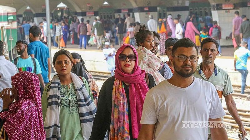 নানা কারণে অনেকেই ঈদে বাড়ি যেতে পারেনি। তাদের কেউ কেউ রোববার রেলপথে ঢাকা ছাড়েন।