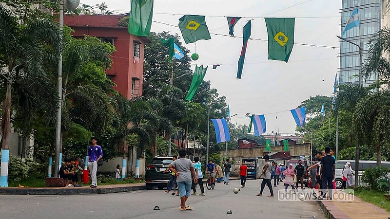 ঢাকায় তেজগাঁও সরকারি কর্মকর্তা-কর্মচারী কোয়ার্টার ছেয়ে গেছে আর্জেন্টিনা ও ব্রাজিলের পতাকায়
