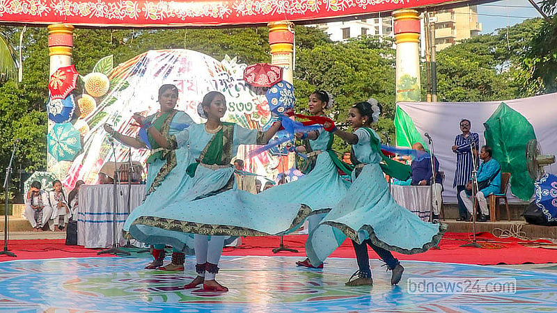 ধানমন্ডির রবীন্দ্র সরোবরের মুক্তমঞ্চে শনিবার বর্ষামঙ্গল উৎসবে নৃত্য পরিবেশন করেন শিল্পীরা