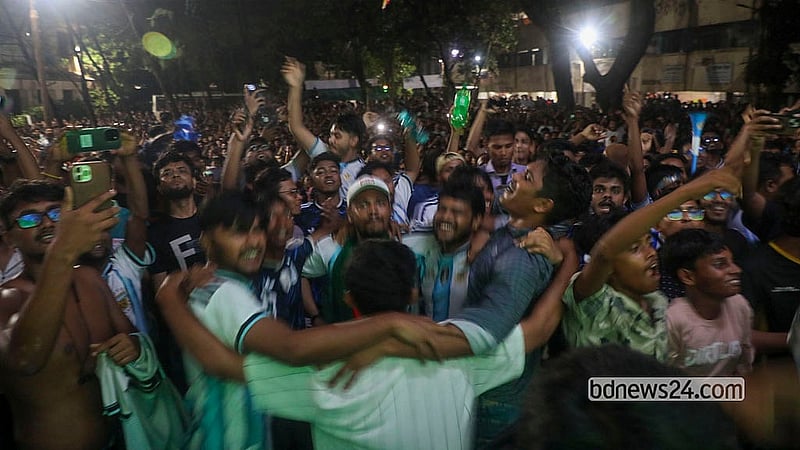 অস্ট্রিয়ার বিপক্ষে জয়ের পর সোমবার রাতে পুরান ঢাকার জগন্নাথ বিশ্ববিদ্যালয় ক্যাম্পাসে আর্জেন্টিনা সমর্থকদের উল্লাস